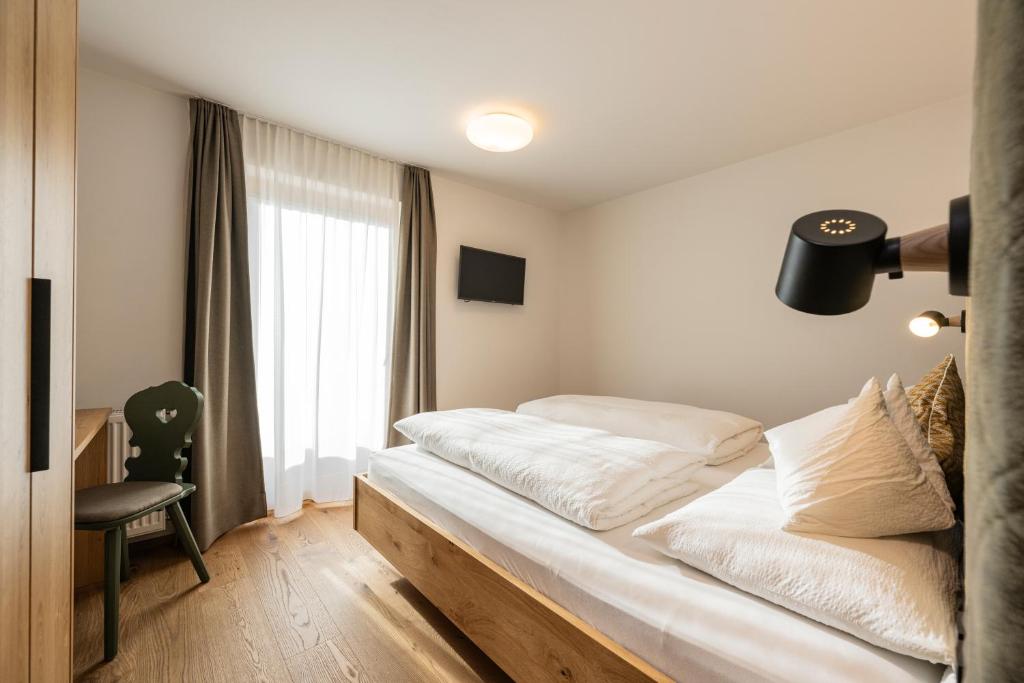 Postel nebo postele na pokoji v ubytování Gasthof Albergo Dolomiten