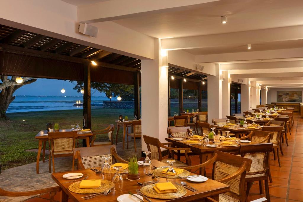 Restaurace v ubytování Jetwing Lagoon Wellness, A Luxury Reserve - Adults Only