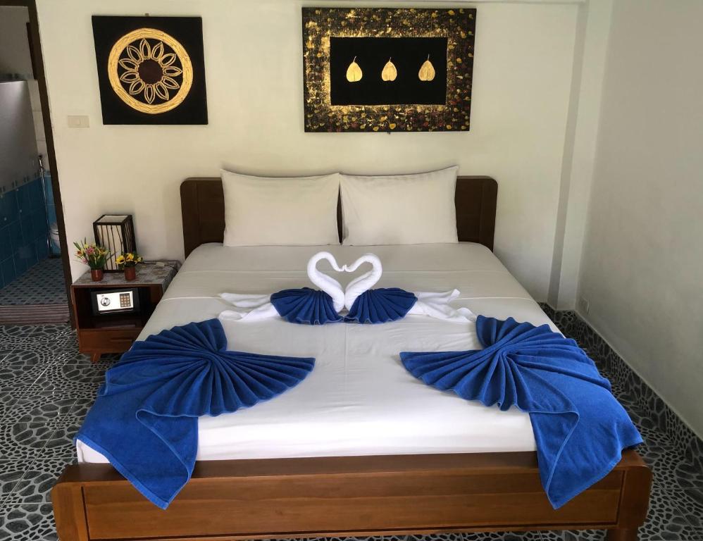 Postel nebo postele na pokoji v ubytování D&K Smiley Phuket Resort
