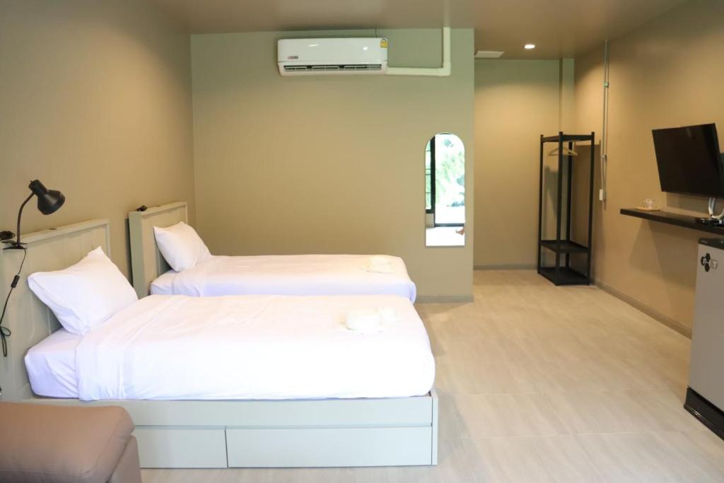 Postel nebo postele na pokoji v ubytování Aomkod Erawan อ้อมกอดเอราวัณ