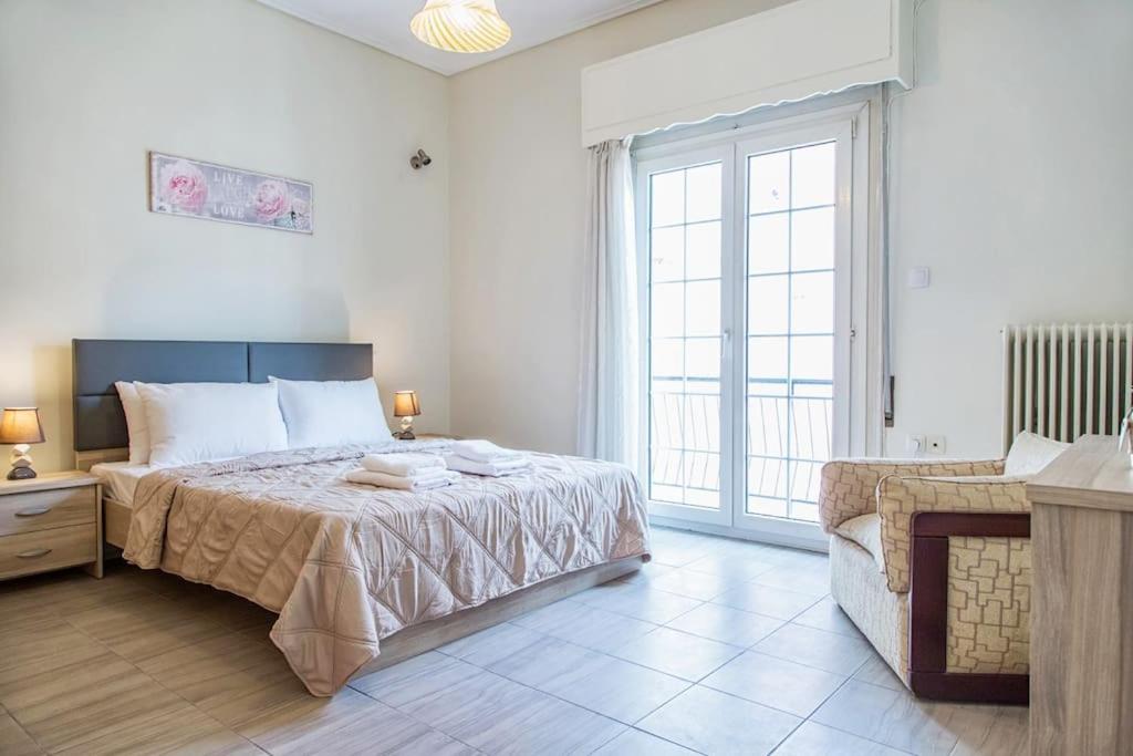 Sunny & Spacious 2BD apt near Acropolis