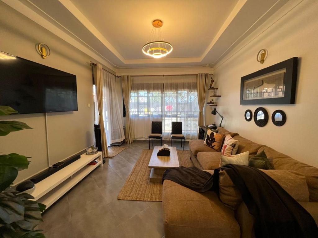 TV a/nebo společenská místnost v ubytování Gamaleo Apartments Namulanda