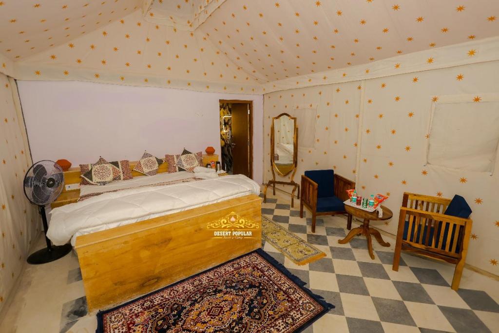 斋沙默尔Desert Popular Resort & Camp的一间卧室配有一张床,铺有一个 ⁇ 板地板