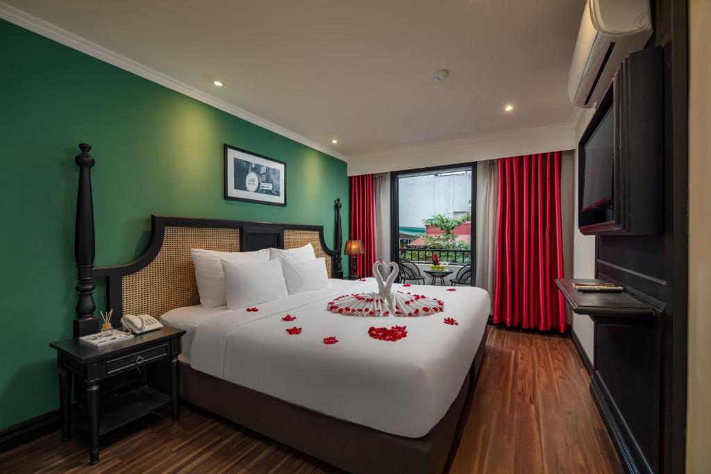 Postel nebo postele na pokoji v ubytování Hanoi Ancient Paradise Hotel