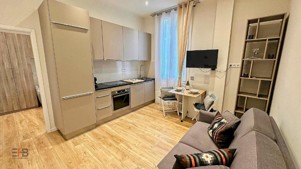 un salon avec un canapé et une cuisine dans l'établissement Le Petit Saint Barth, à Nice