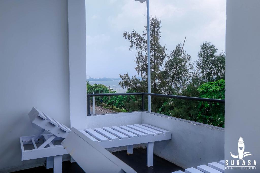 Balkón nebo terasa v ubytování Surasa Beach Resort