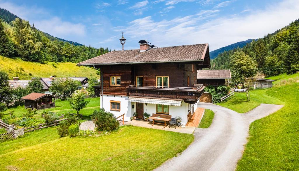 dom na wzgórzu z drogą w obiekcie Aubauerngut w mieście Mühlbach am Hochkönig