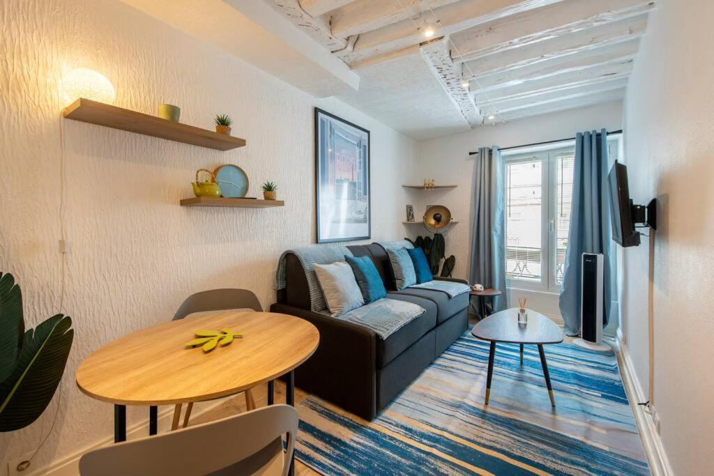 Beautiful studio on the most prestigious street Saint-Honore - Near Louvre, amazing location!