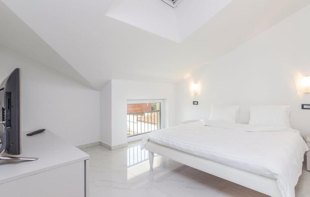 Posteľ alebo postele v izbe v ubytovaní Funtana Appartements an der 1 Reihe vom Meer