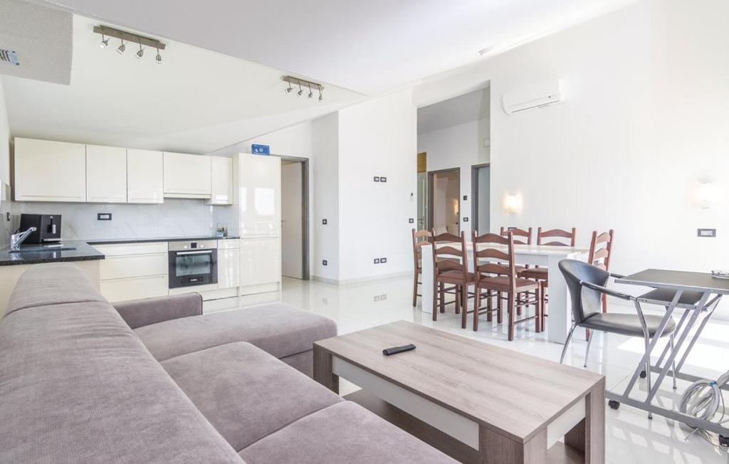 Kuchyňa alebo kuchynka v ubytovaní Funtana Appartements an der 1 Reihe vom Meer