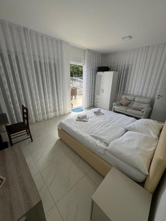 Posteľ alebo postele v izbe v ubytovaní Funtana Appartements an der 1 Reihe vom Meer