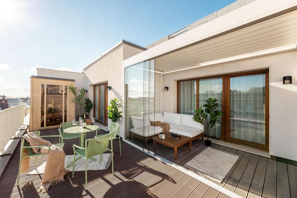 balcone con divano e tavolo di Catalog Boutique Rooms Bratislava a Bratislava