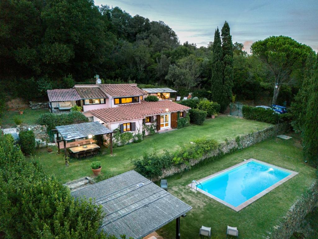 una vista aérea de una casa con piscina en Porto Ercole Prestige Villa, en Cala Galera
