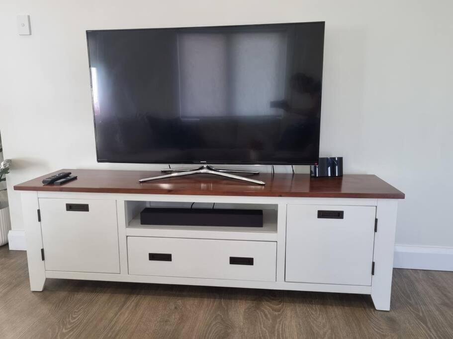 TV a/nebo společenská místnost v ubytování Bar Beach Retreat