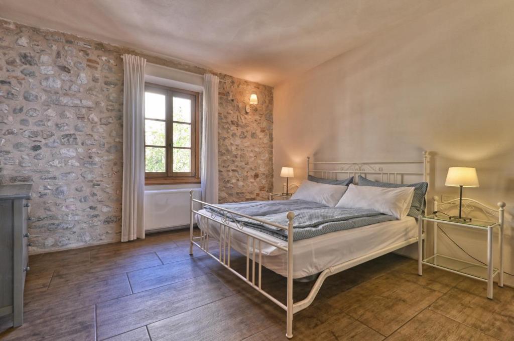 Łóżko lub łóżka w pokoju w obiekcie Rustico Melograno, Il Melo - Theater Home
