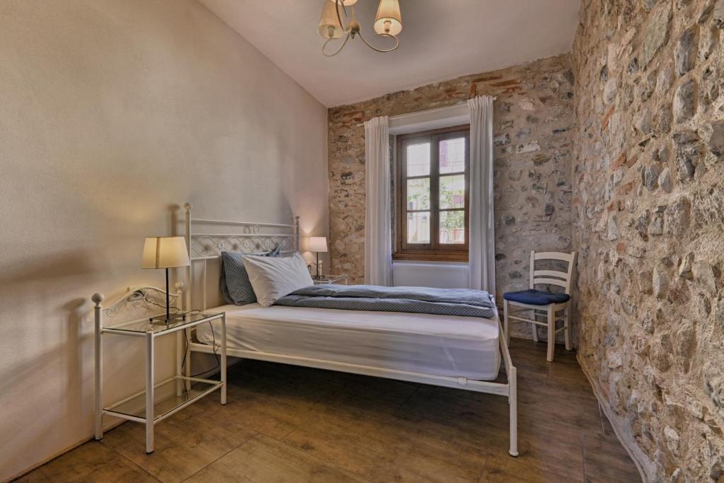 Łóżko lub łóżka w pokoju w obiekcie Rustico Melograno, Il Melo - Theater Home