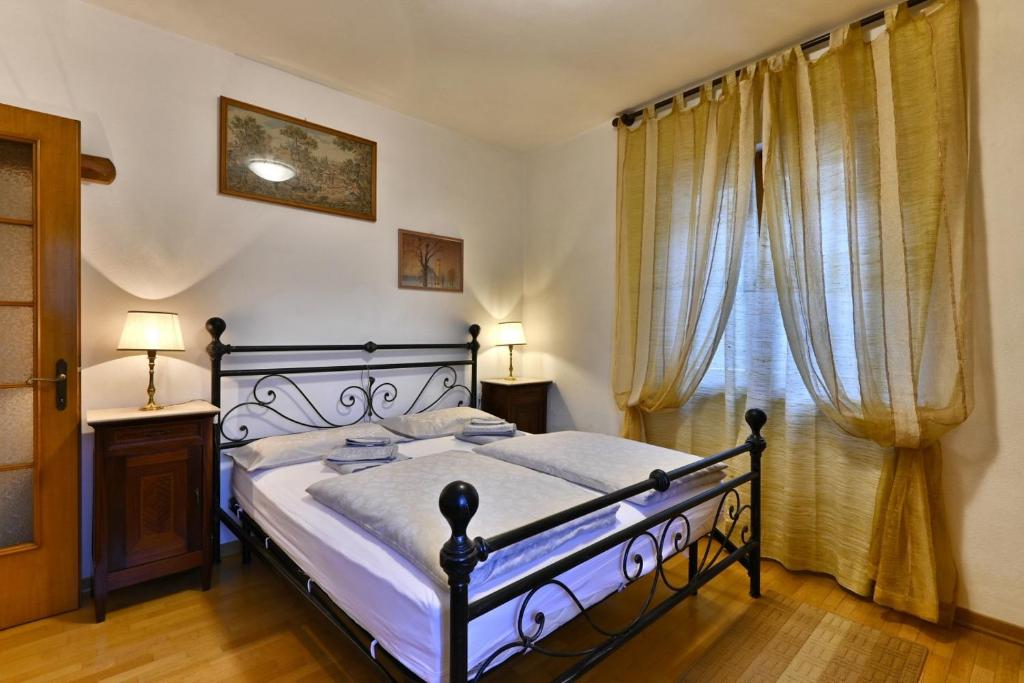 Postel nebo postele na pokoji v ubytování Rustico Massimo - Theater Home