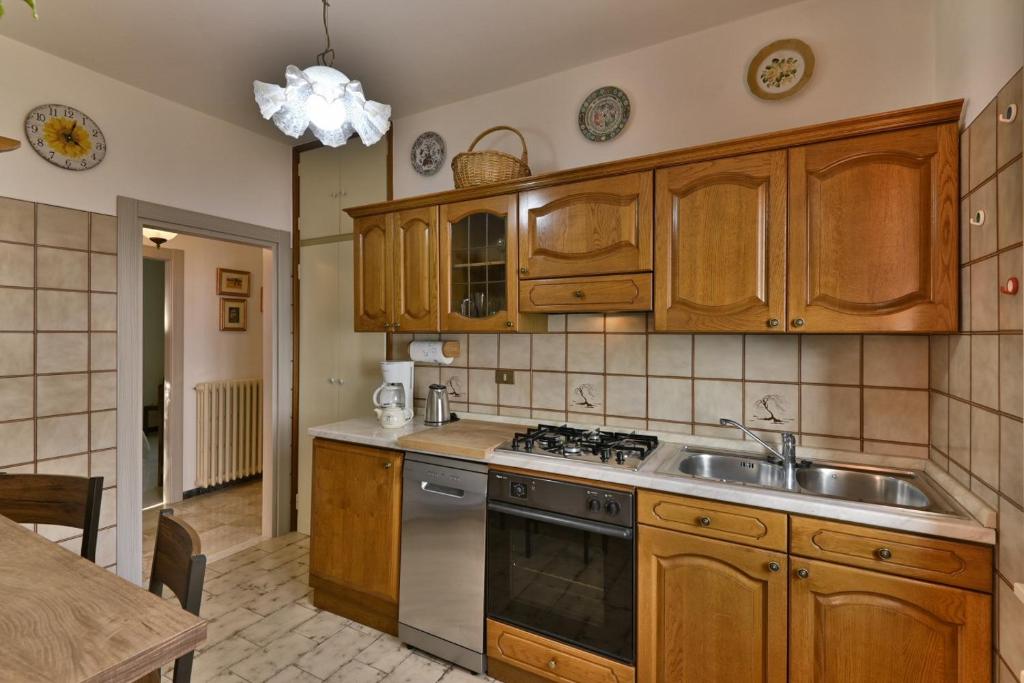 Kuchnia lub aneks kuchenny w obiekcie Villa Margherita - Theater Home