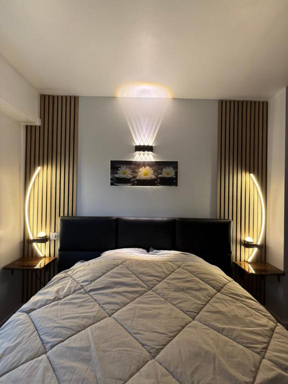 Ένα ή περισσότερα κρεβάτια σε δωμάτιο στο 90m2 hyper centre Sauna