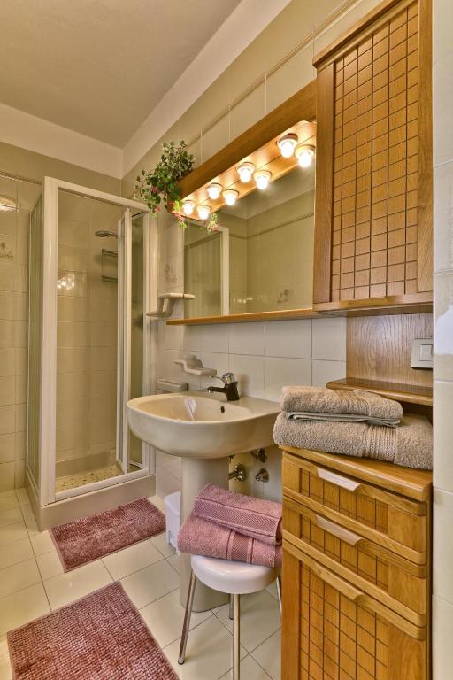łazienka z umywalką i prysznicem w obiekcie Villa Margherita - Theater Home w mieście Tignale
