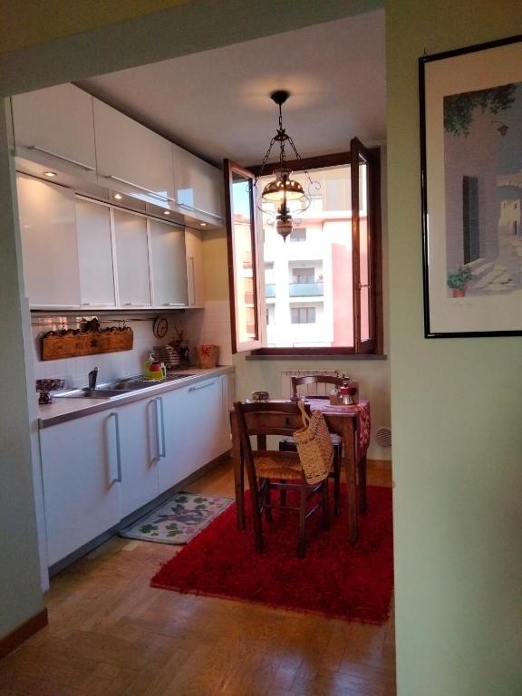 kuchnia ze stołem i jadalnią w obiekcie Bed And Breakfast Loriana w Arezzo