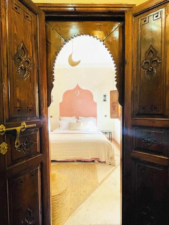 Postel nebo postele na pokoji v ubytování Riad Babmoon - Private Riad with Pool & Rooftop