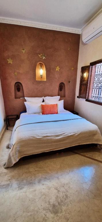 Postel nebo postele na pokoji v ubytování Riad Babmoon - Private Riad with Pool & Rooftop