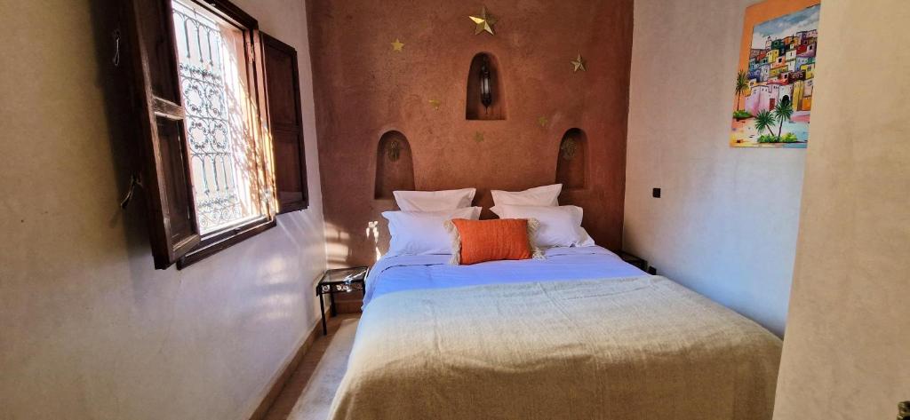 Postel nebo postele na pokoji v ubytování Riad Babmoon - Private Riad with Pool & Rooftop