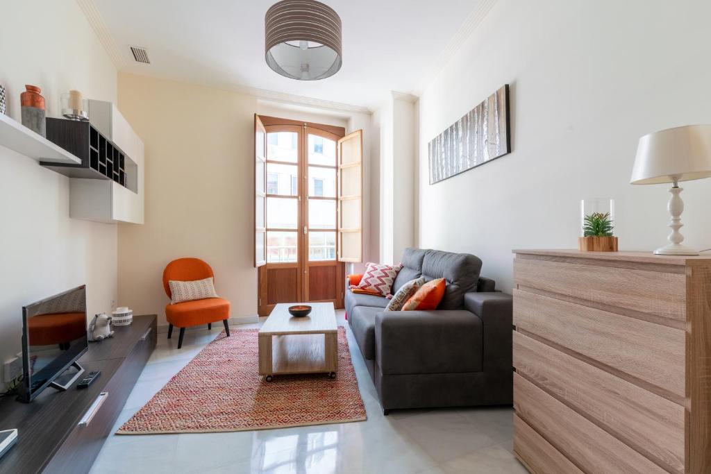 a living room with a couch and a table at Veoapartment Zaragoza in Seville