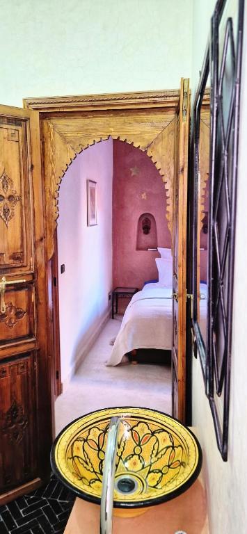 Postel nebo postele na pokoji v ubytování Riad Babmoon - Private Riad with Pool & Rooftop