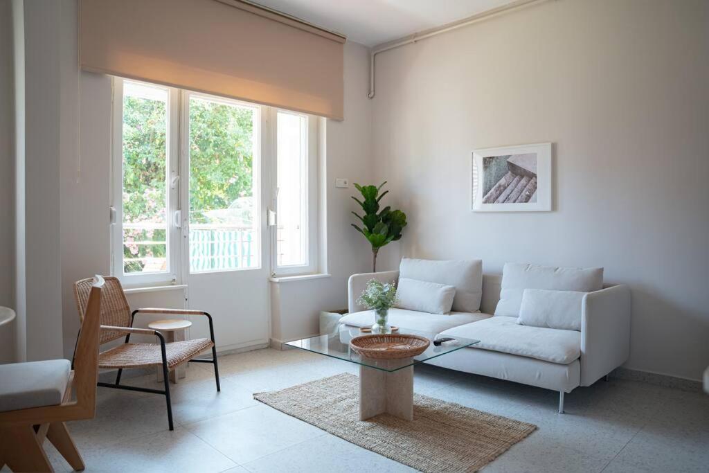Posezení v ubytování Bright and Cozy 2BR Apt In The Center Of Buyukada