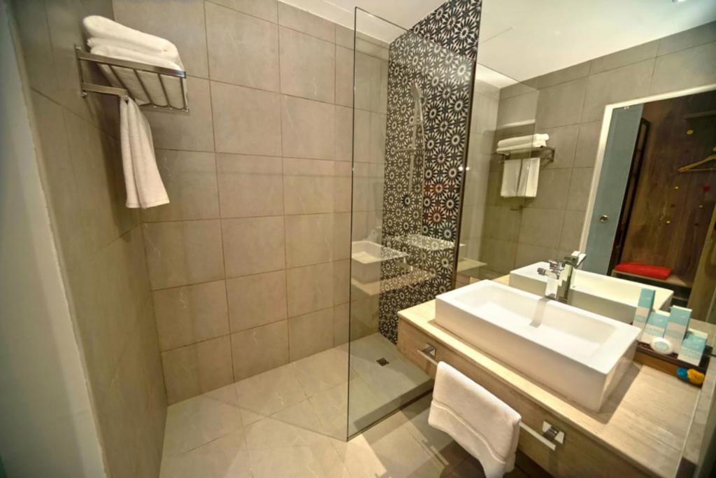 
Standard King Room (includes 25% off F&B)
