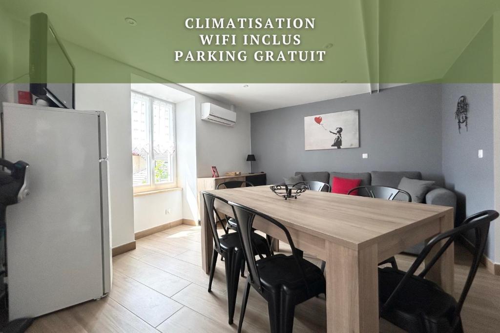 une salle à manger avec une table et des chaises dans l'établissement La Source du Bonheur-Clim Parking Wifi - CLG Savoie, à Saint-Pierre-dʼAlbigny