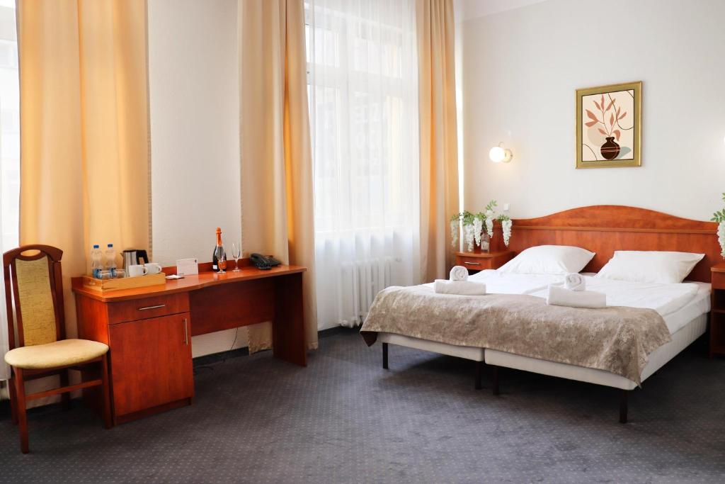 Postel nebo postele na pokoji v ubytování Hotel Polonia Centrum