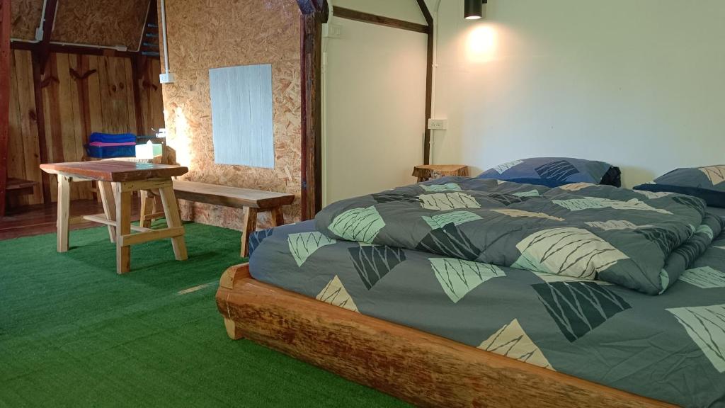 Postel nebo postele na pokoji v ubytování ไร่นิธิสุนทร nithisoonthon farmstay