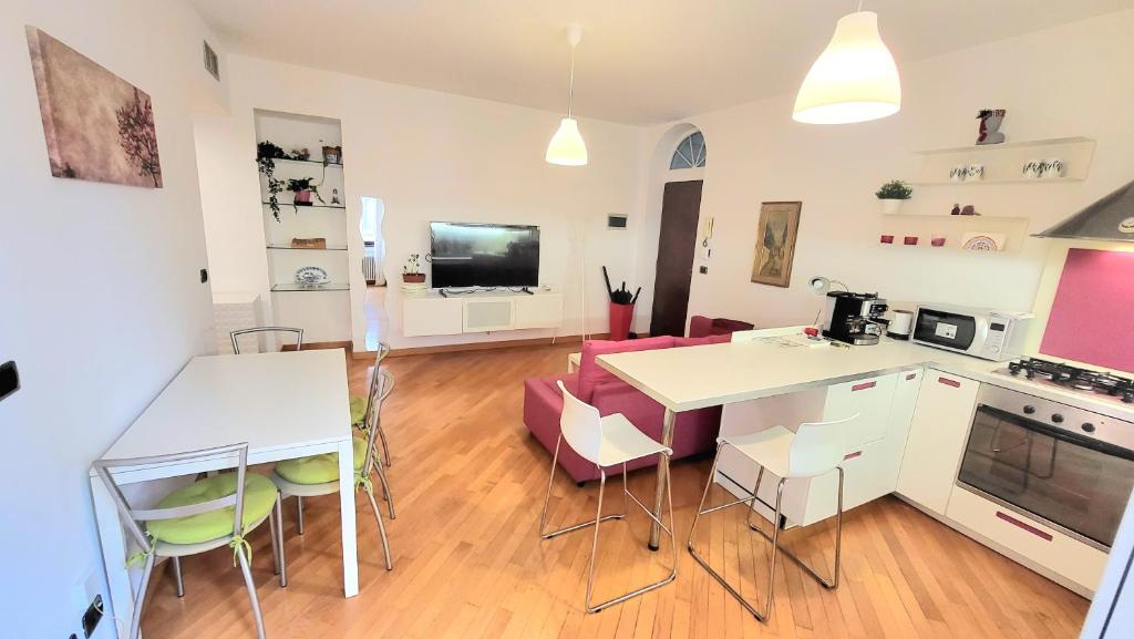 Η κουζίνα ή μικρή κουζίνα στο Lux Retreat 3Room Near Fashion District WiFi&Netflx