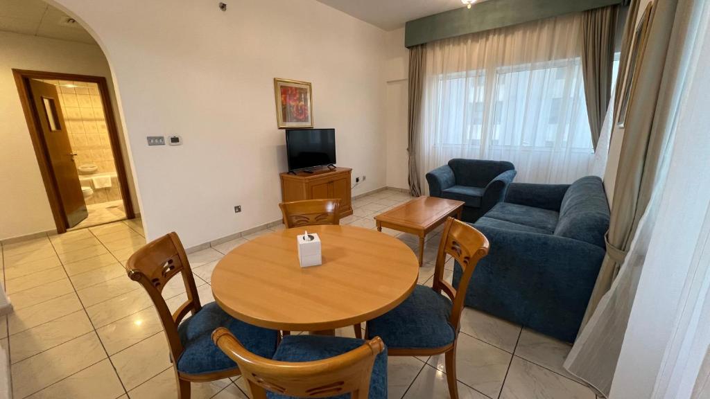 TV a/nebo společenská místnost v ubytování Uptown Hotel Apartments Abu Dhabi by Gewan