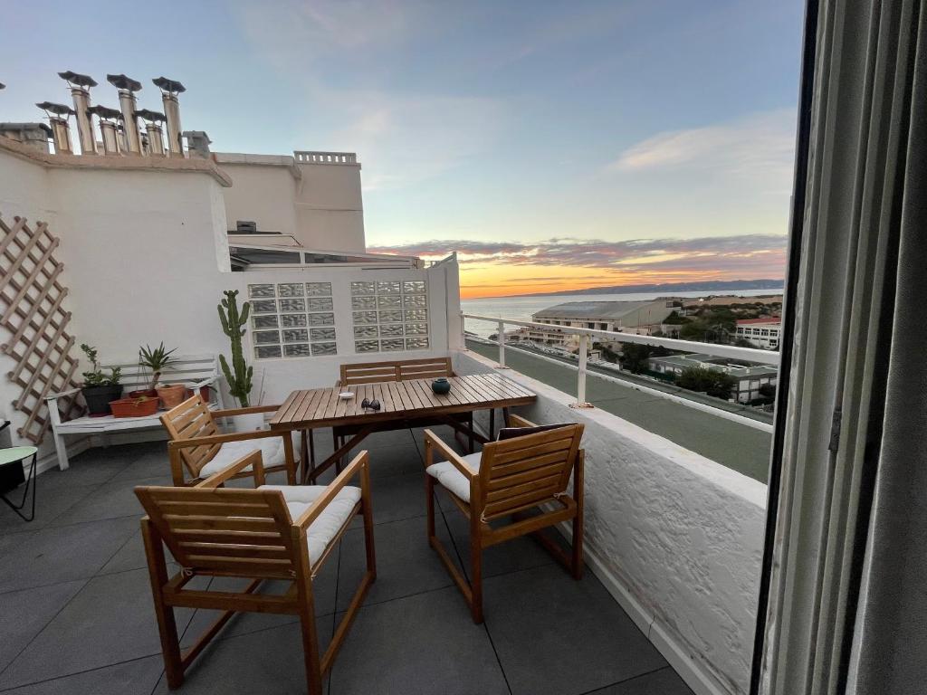 un balcon avec une table et des chaises et une vue dans l'établissement Vue Mer - Calme et lumineux, à Marseille
