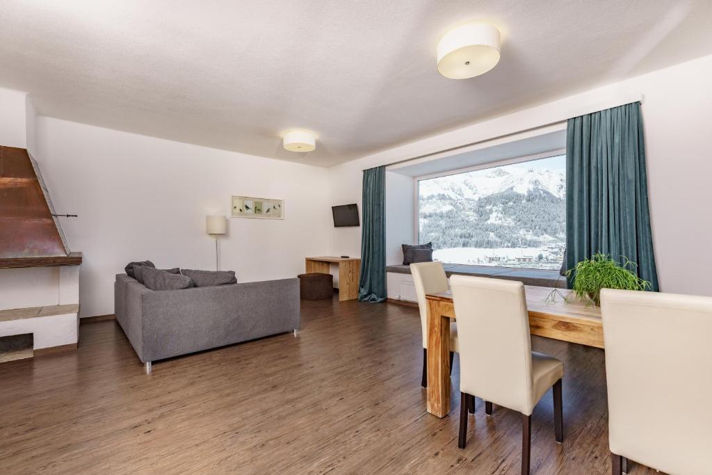A television and/or entertainment centre at Appartements Landhaus Hubertus Wellness & Breakfast