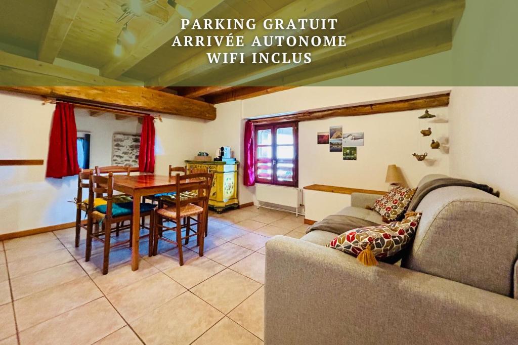un salon avec un canapé et une table dans l'établissement Au pied du château- Parking Wifi jardin - CLG Savoie, à Fréterive