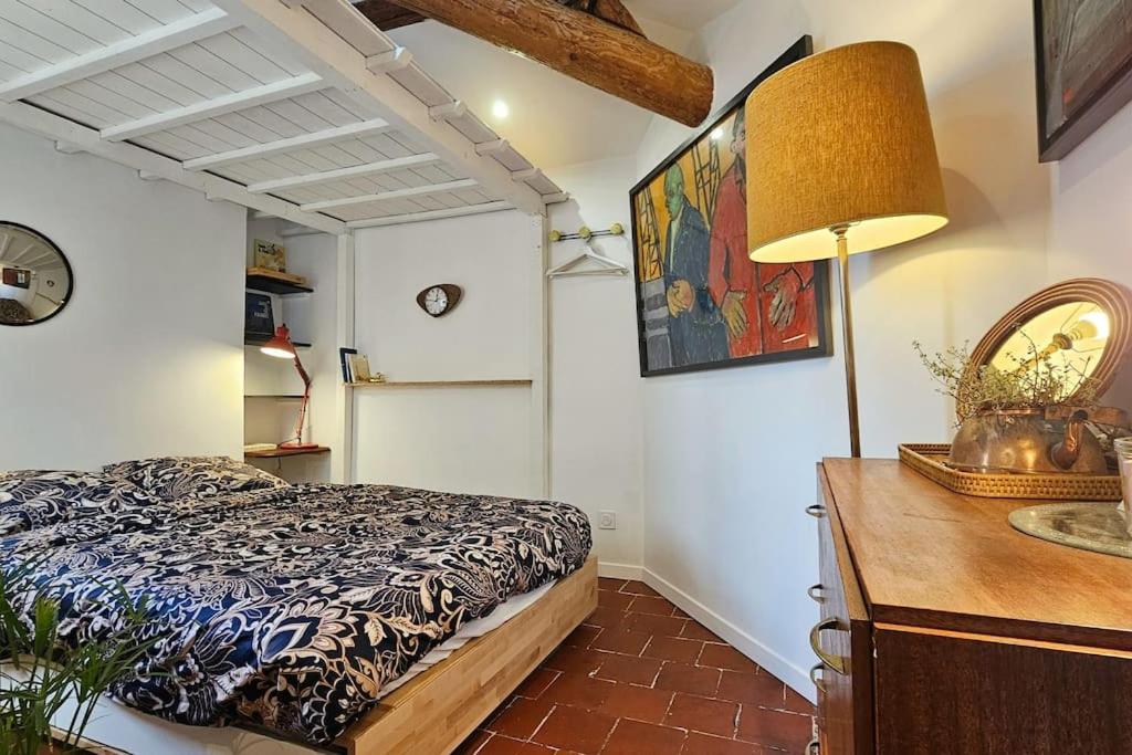 une chambre avec un lit et un lavabo dans l'établissement Studio chaleureux et atypique au coeur de Sète, à Sète