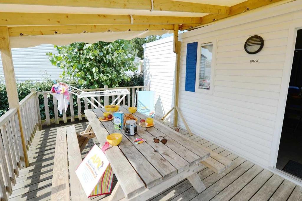 Imagen de la galería de Camping 4 étoiles - Piscine - eeiaee, en La Trinité-sur-Mer