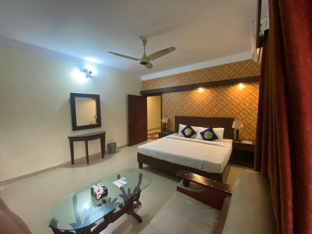 Un pat sau paturi într-o cameră la New Chancery Hotel 77-k