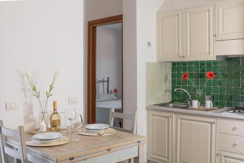 A kitchen or kitchenette at Residence con piscina a Palau, a soli 150 mt. dal mare