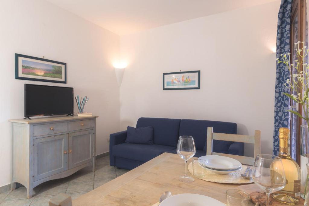 A television and/or entertainment centre at Residence con piscina a Palau, a soli 150 mt. dal mare