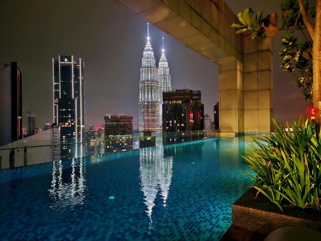 Bazén v ubytování Royce KLCC Kuala Lumpur City Centre by Dormeo Destinations nebo v jeho okolí