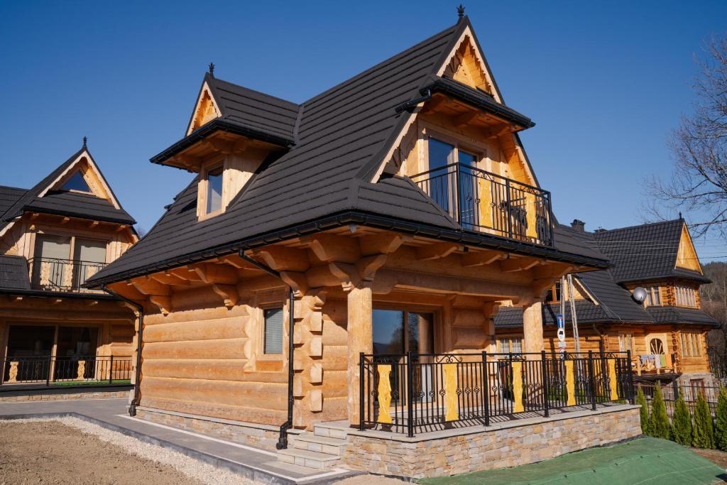 een boomhut met een zwart dak bij Przewodnicka Chata in Kościelisko