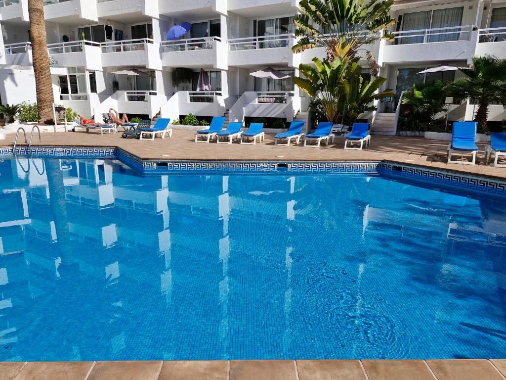 una piscina frente a un hotel en The pool balcony Playa las Americas, en Csta Adje