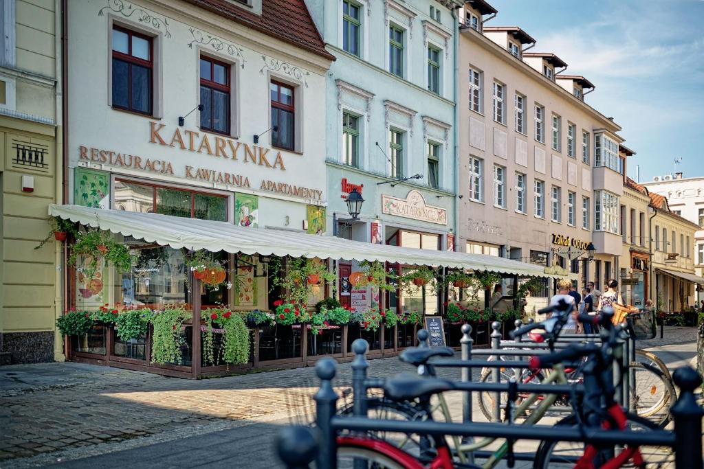 a row of bikes parked in front of a building at Apartamenty Katarynka Stary Rynek in Bydgoszcz
