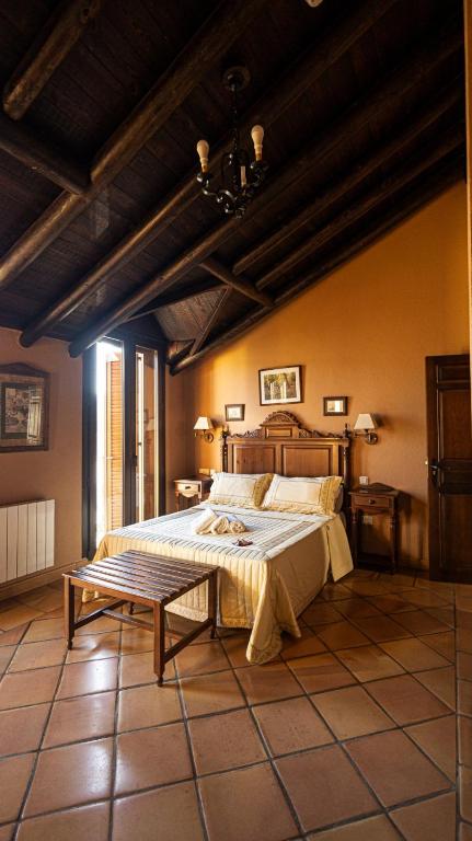 Un dormitorio con una cama y una mesa. en Hotel La Casa Grande del Burgo, en El Burgo